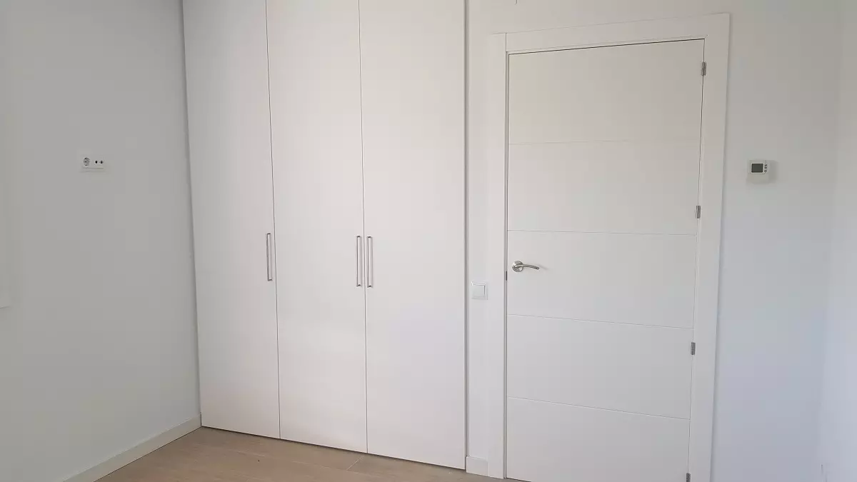 puerta y armarios empotrados blancos Armarios empotrados Palencia